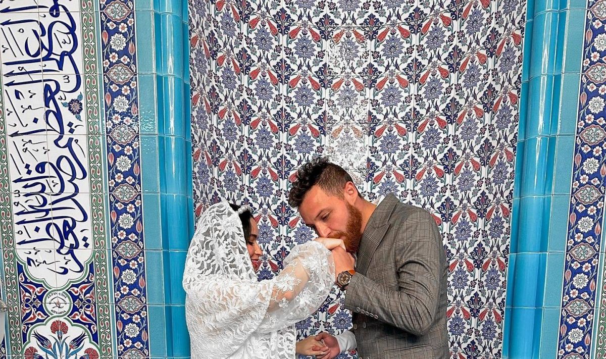 بالفيديو - محمود حجازي يحتفل بعقد قرانه والعروس بفستان زفاف بسيط