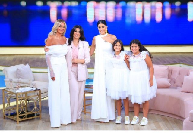 غادة عبد الرازق وابنتها روتانا وحفيدتاها مع منى الشاذلي