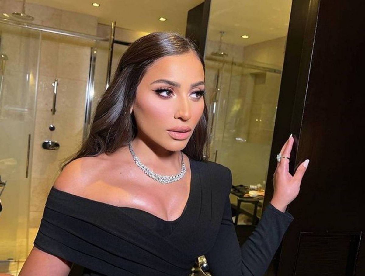 دينا الشربيني تفرض سياجاً أمنياً وتمنع تصوير المعزين في وفاة والدتها