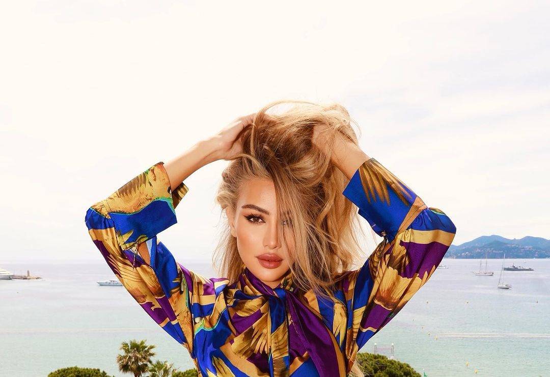 مايا دياب تستعرض محتويات حقيبتها وتتعرض للانتقاد بسبب بنطالها