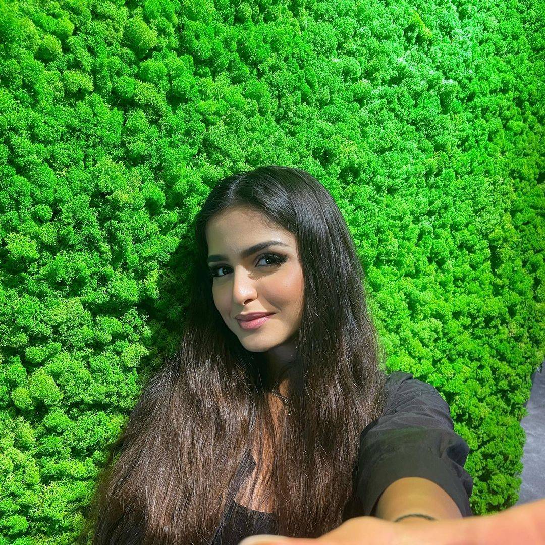 حلا الترك شابة جذابة تضجّ أنوثةً خلال عرض فيلمها الجديد