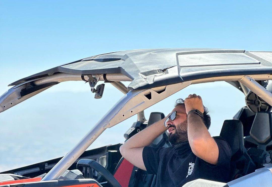 بالفيديو - مغنّ لبناني يتعرّض لحادث احتراق على المسرح