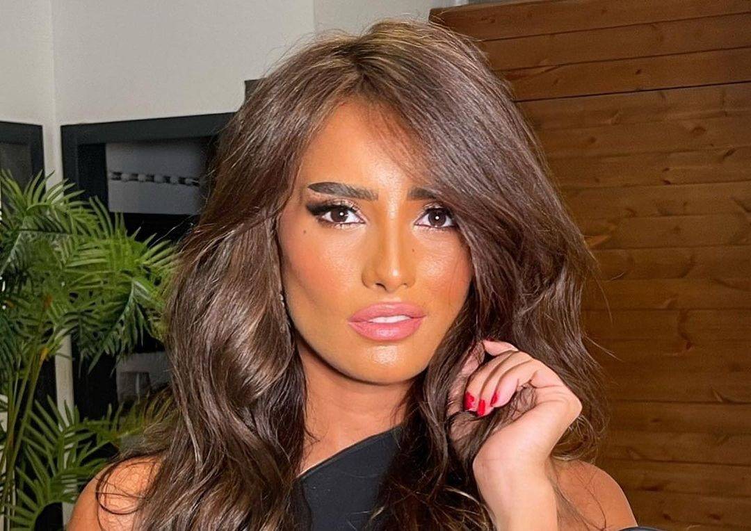 زينة تحتفل بميلاد توأمها بصورة عائلية