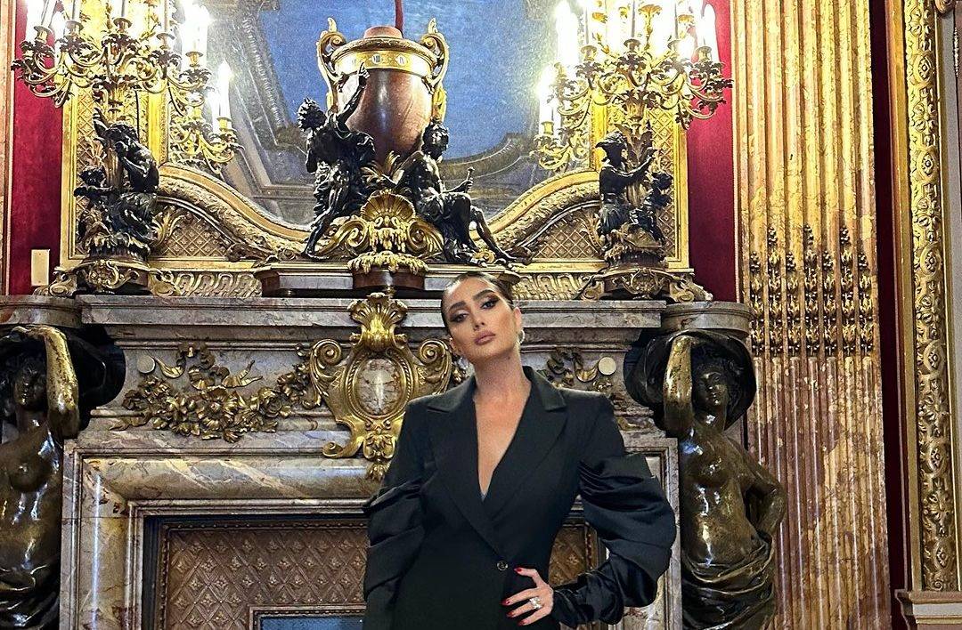 بالفيديو - غادة عبد الرازق حافية القدمين في الشارع بباريس