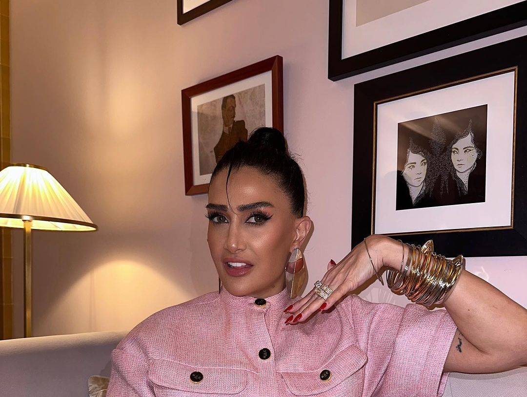 غادة عبد الرازق بنحافة زائدة وتهاجم متابعاً انتقد تعليقها على الصور