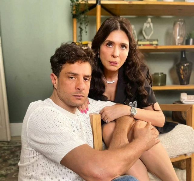 أحمد الفيشاوي في مشهد من فيلم عادل مش عادل وقد اختفت الوشوم من جسده