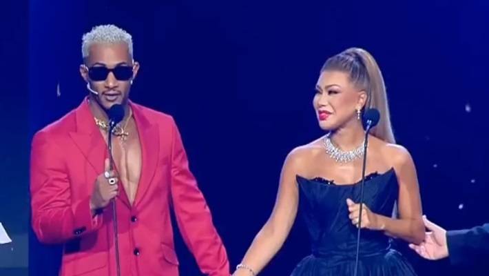 بالفيديو - محمد رمضان يتصالح مع نوال الزغبي على المسرح... شاهدوا عفويتهما