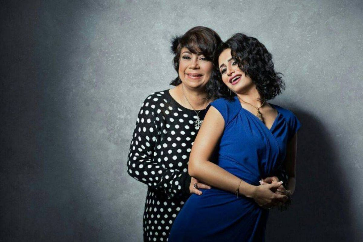 منة فضالي تعلن إصابة والدتها بكسر في الذراع وخضوعها لجراحة عاجلة