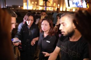 بالفيديو والصور - نجوم الفن يحتشدون في عزاء أشرف مصيلحي لمواساة زوجته