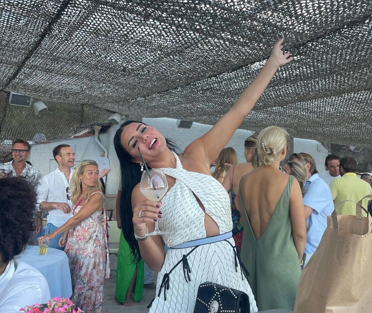 بالفيديو - رانيا يوسف تتمايل وترقص بفستان أنيق