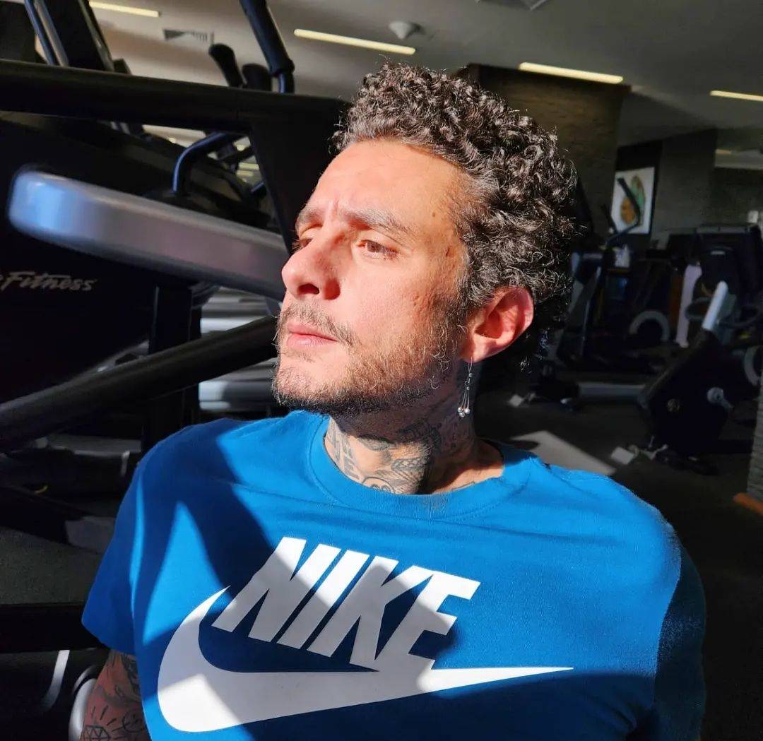 بالفيديو - أحمد الفيشاوي يكشف كيفية إخفاء الوشوم على جسمه قبل تصوير فيلمه الجديد