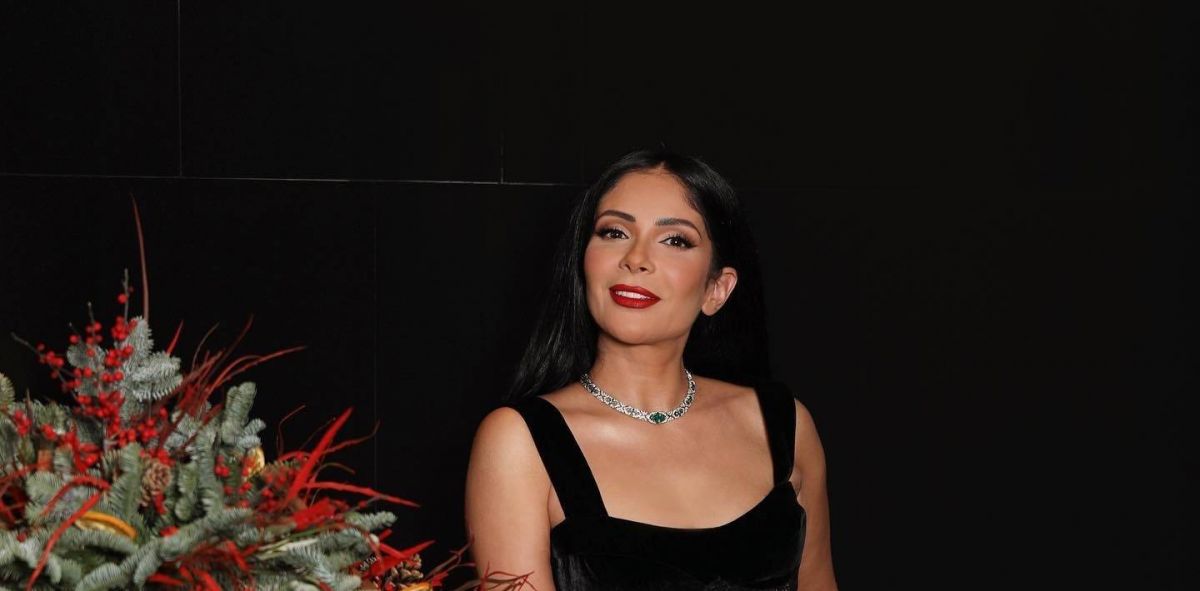 بالفيديو - منى زكي تضجّ أنوثة بالأسود في حفل لوريال باريس