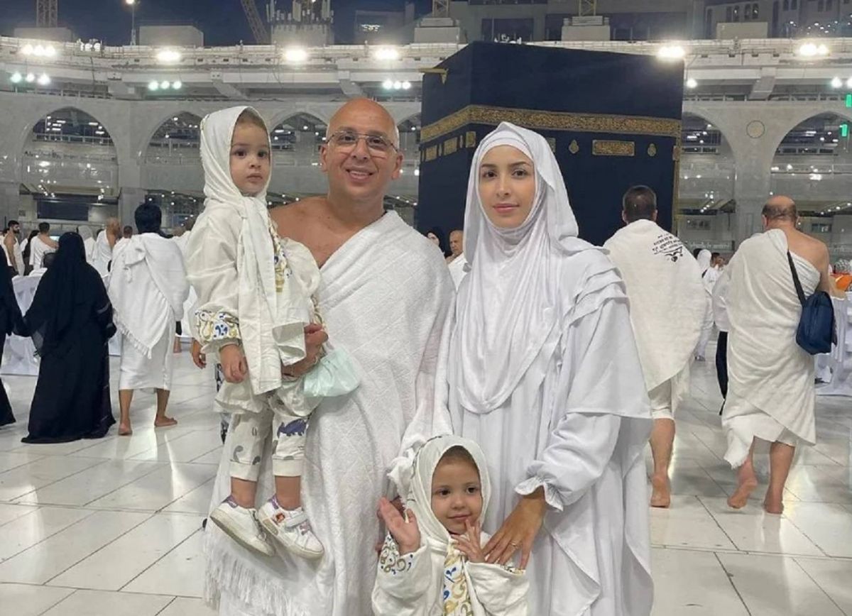 جنّات تحتفل بالمولد النبوي مع أسرتها في العُمرة