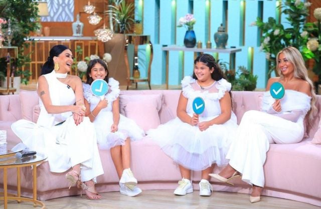 غادة عبد الرازق وابنتها روتانا وحفيدتاها في معكم منى الشاذلي