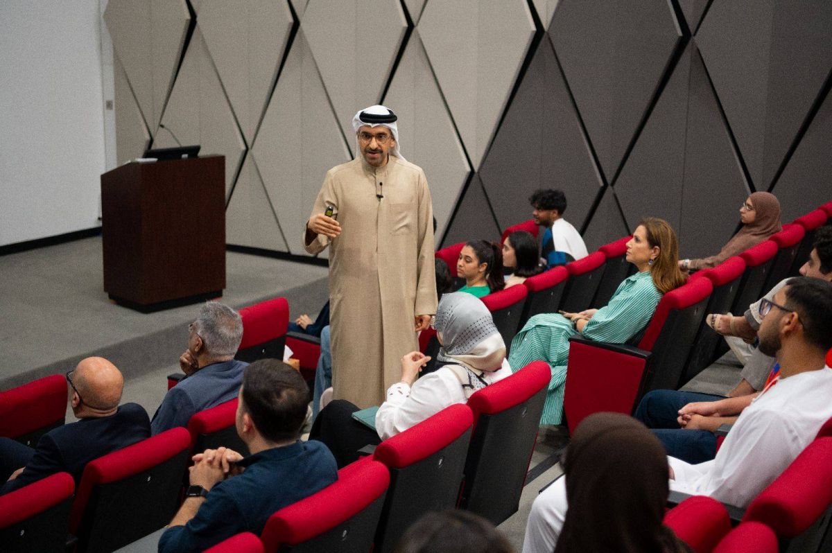 سلطان سعود القاسمي يشارك مجتمع 