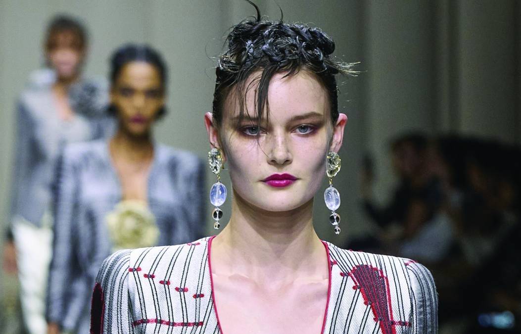 أكسسوارات مبتكرة وغريبة خلال أسبوع باريس للأزياء الراقية