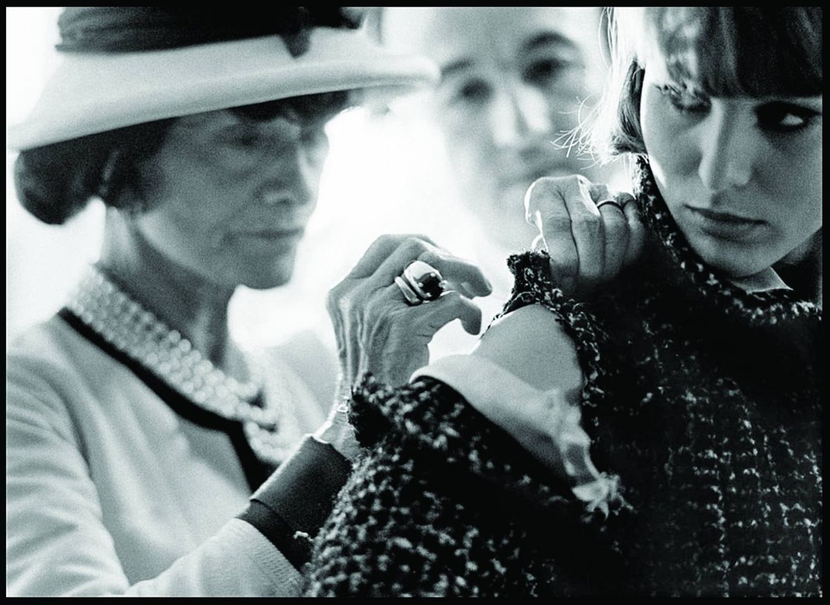 كيف بدّلت COCO CHANEL مفهوم الموضة النسائية؟
