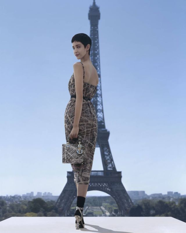 DIOR AW23 LADY DIOR TOUR EIFFEL © Brigitte Niedermair