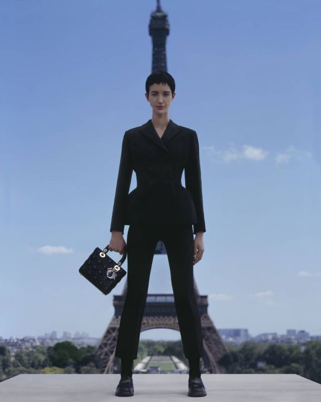 DIOR AW23 LADY DIOR TOUR EIFFEL © Brigitte Niedermair