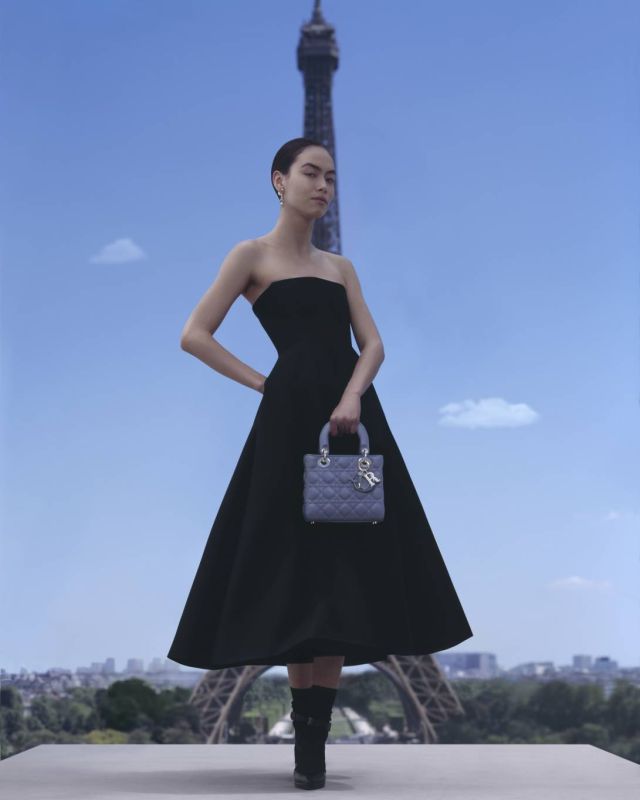 DIOR AW23 LADY DIOR TOUR EIFFEL © Brigitte Niedermair
