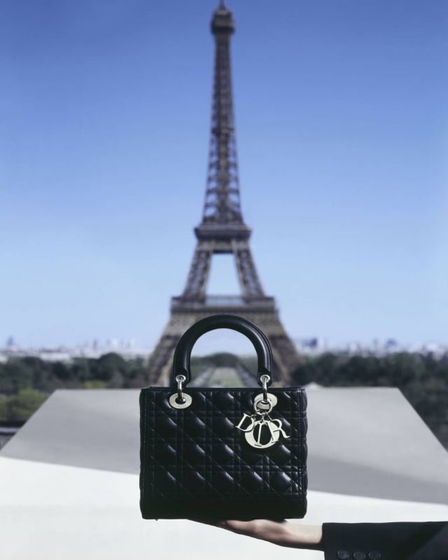 DIOR AW23 LADY DIOR TOUR EIFFEL © Brigitte Niedermair