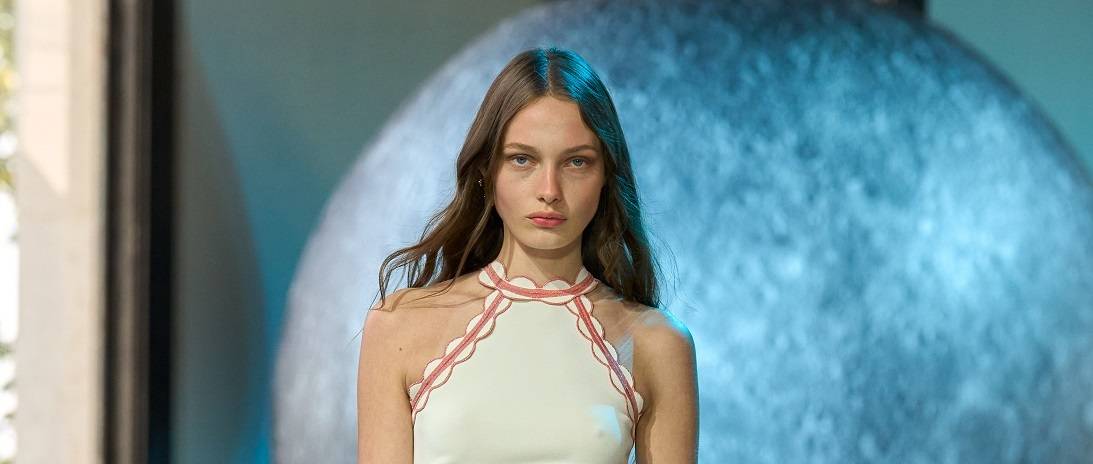 مجموعة إيلي صعب لربيع وصيف 2024 لإمرأة أنيقة ومتوهجة كالقمر