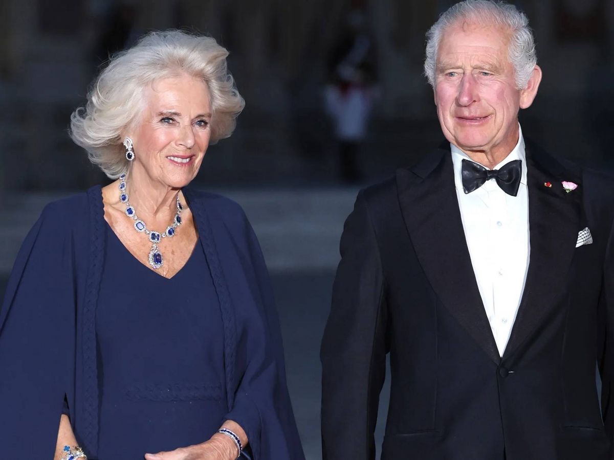 الملكة كاميلا تتألق بتصميم مبتكَر وخاص من 