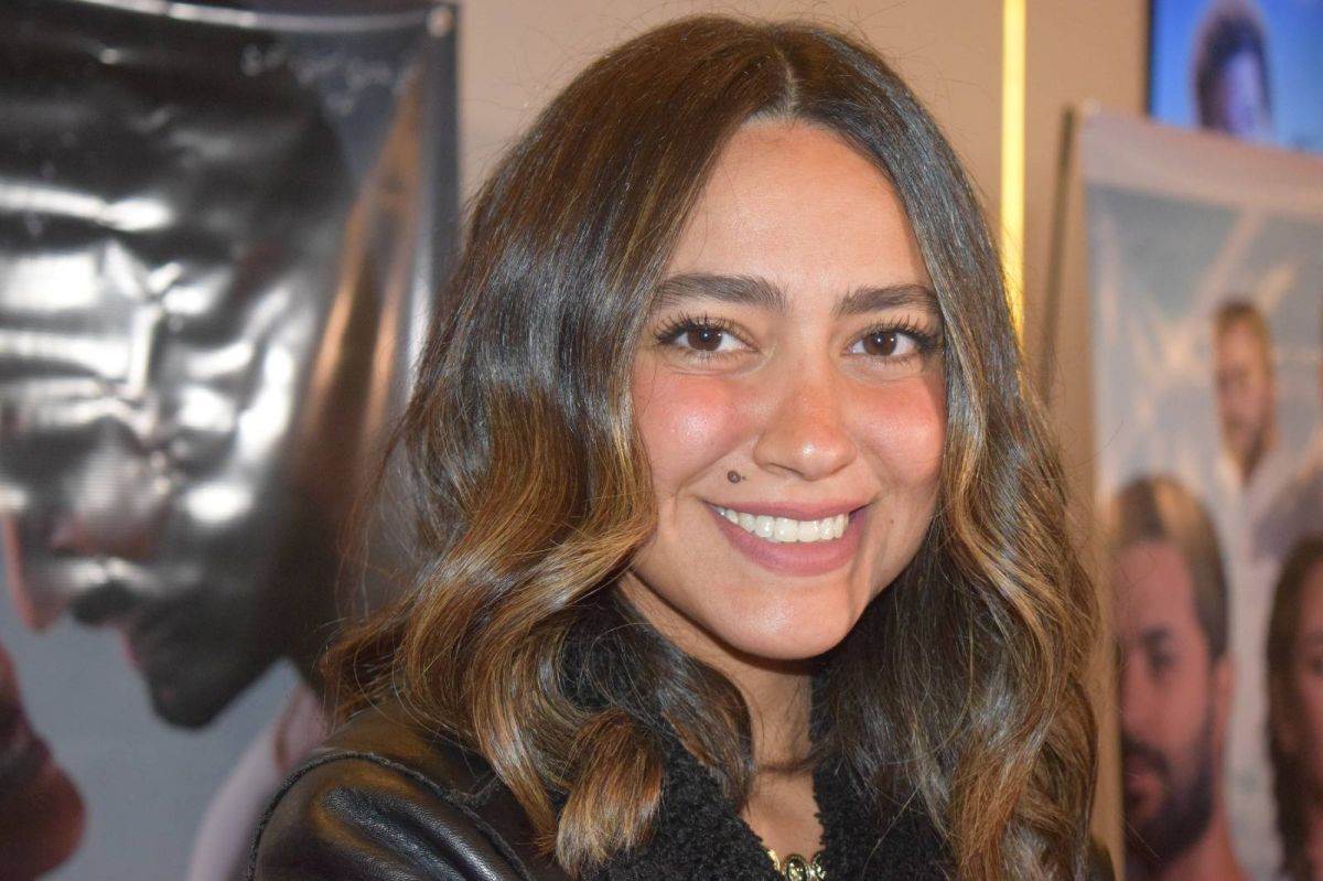 هند عبد الحليم ترد على انتقادات إزالة الشامة من وجهها