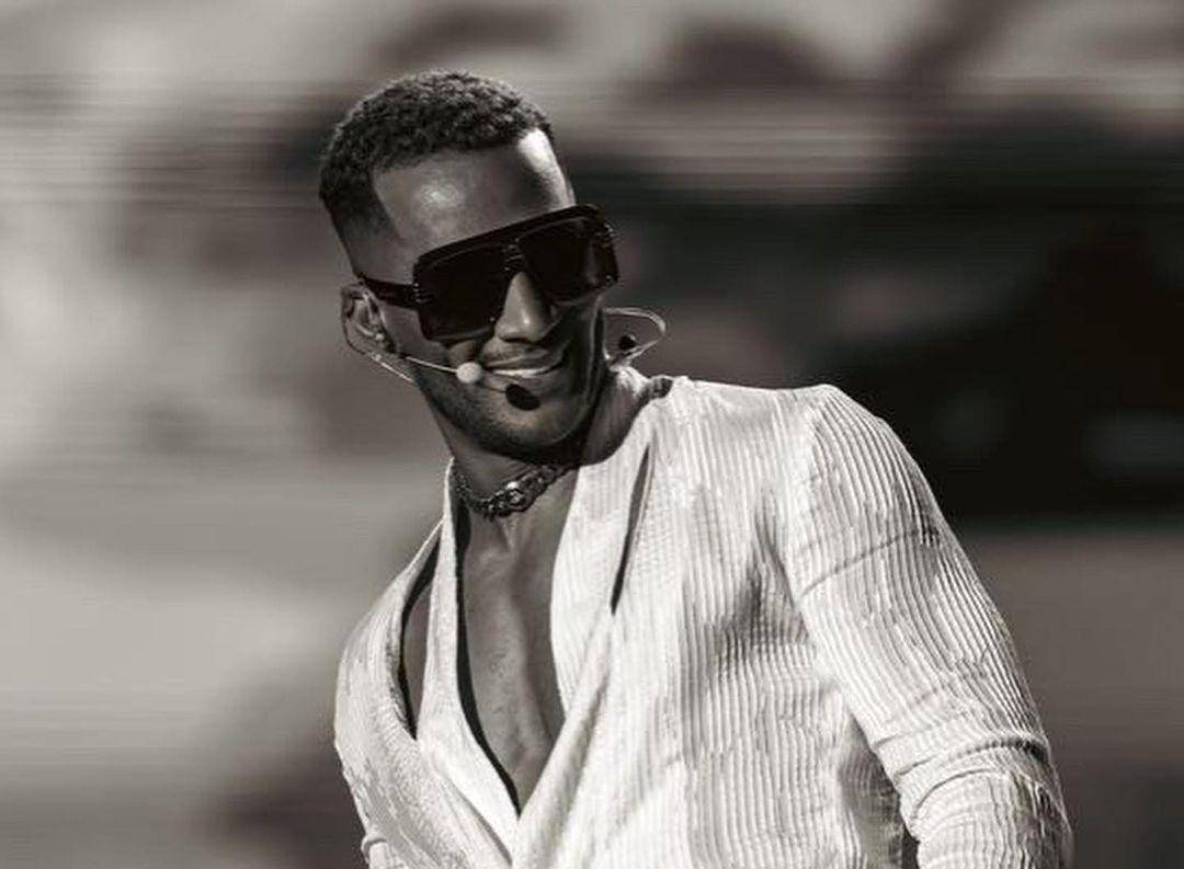 بالفيديو - محمد رمضان يثير الجدل بالسخرية من مهندس الصوت في حفله بأسوان