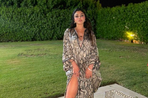 هيفاء وهبي مذهلة بالعباءة أمام حمّام السباحة