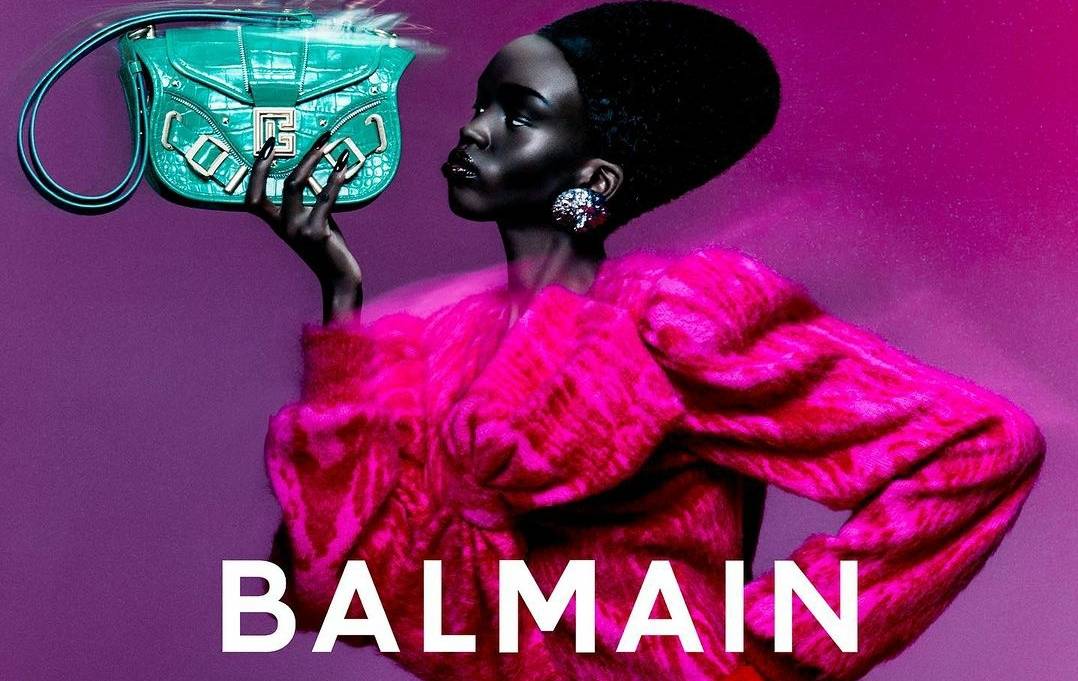 سرقة 50 قطعة من مجموعة 