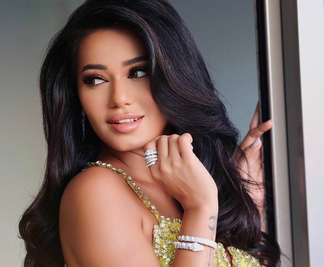 رحمة رياض تضجّ أنوثةً بفستان فخم ومجوهرات ناعمة