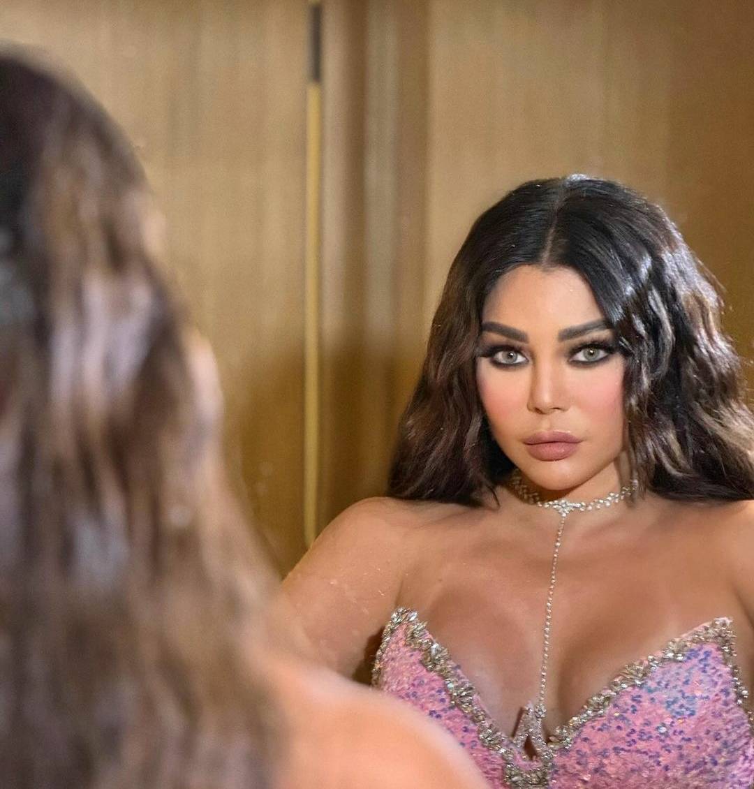 فستان هيفاء وهبي الضيق يربكها ويظهرها بشكل مختلف!