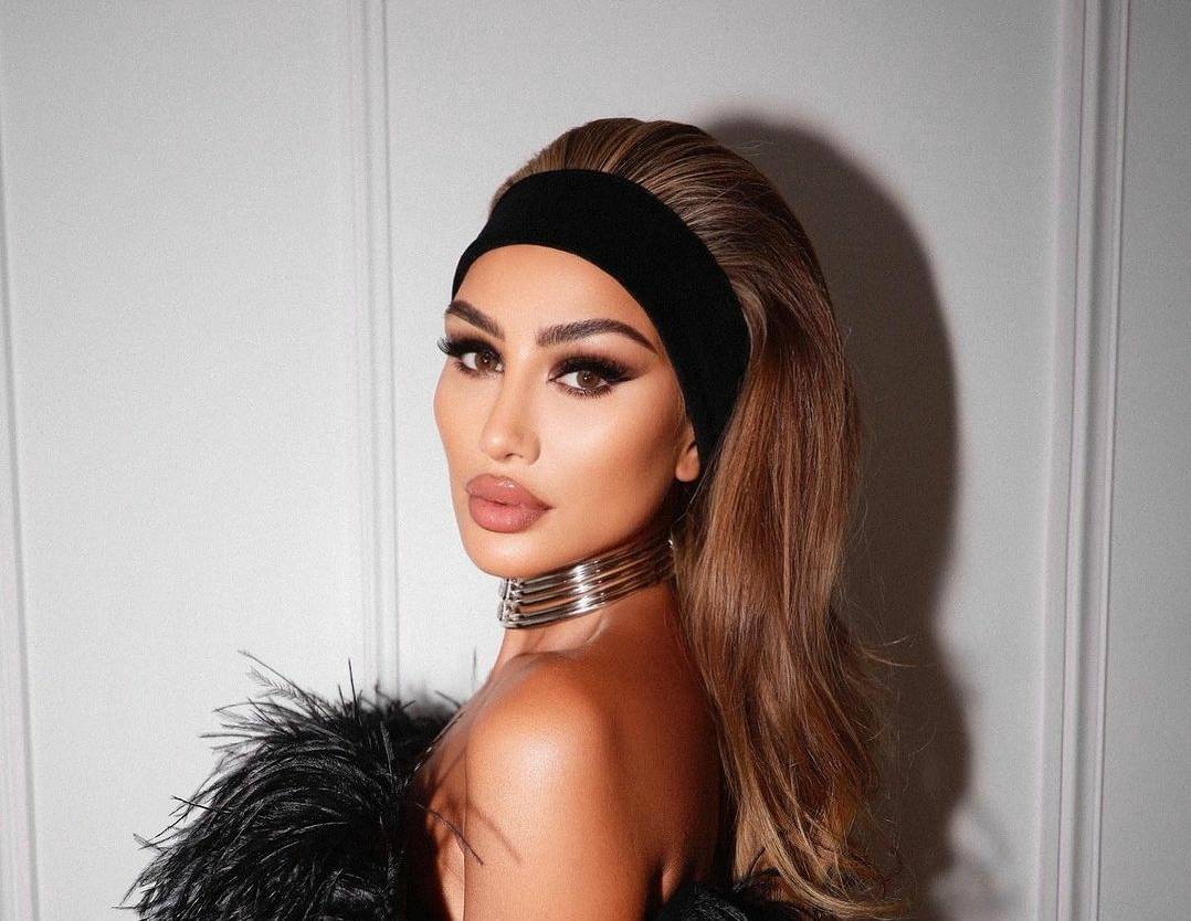 مايا دياب تضجّ أنوثةً بفستان مميّز من الريش