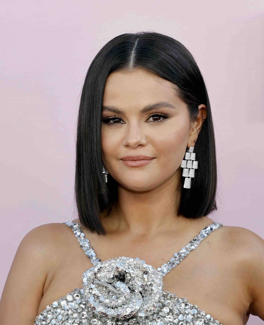 سيلينا غوميز بتسريحة شعر جديدة و3 إطلالات في إطلاق مشروعها الخيري