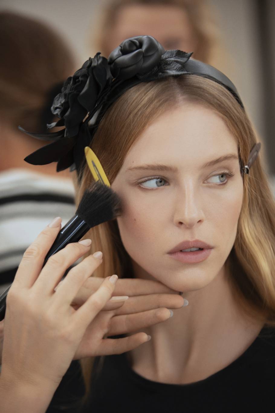 كواليس مكياج عارضات CHANEL في مجموعة الملابس الجاهزة لربيع وصيف 2024