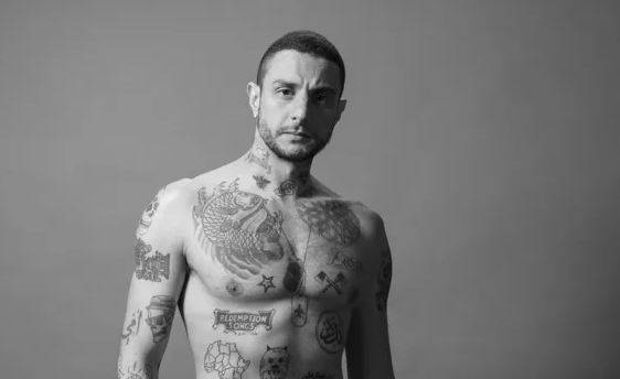 بالصور - أحمد الفيشاوي يثير الجدل بإختفاء الوشوم من جسمه!