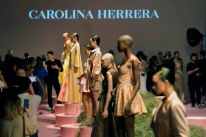 كارولينا هريرا تفتتح "أسبوع دبي للموضة" بلمسة من أنوثة التسعينيات