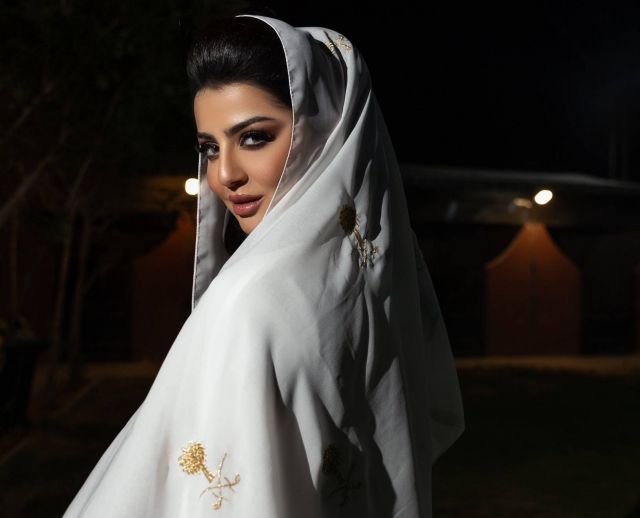 النجمة السعودية نرمين محسن تحتفل بيوم بلادها بالأبيض والذهب