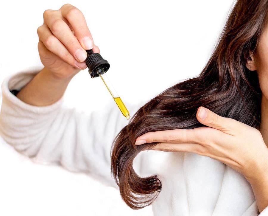 تعلّمي الطريقة الصحيحة لاستخدام الزيوت في العناية بالشعر
