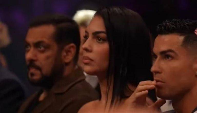 لقطات عفوية للنجوم في كواليس 