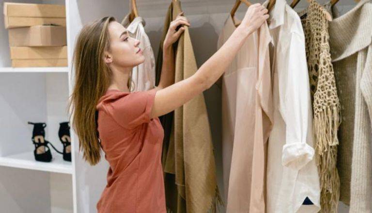 نصائح وتقنيات فعالة لإخفاء عيوب الجسم بالملابس