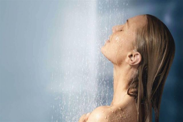 ما هي مدة الاستحمام المثالية لصحة البشرة؟ خبراء يجيبون