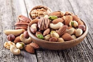الإكثار من تناول هذا النوع من المكسّرات يضرّ بطفلك!