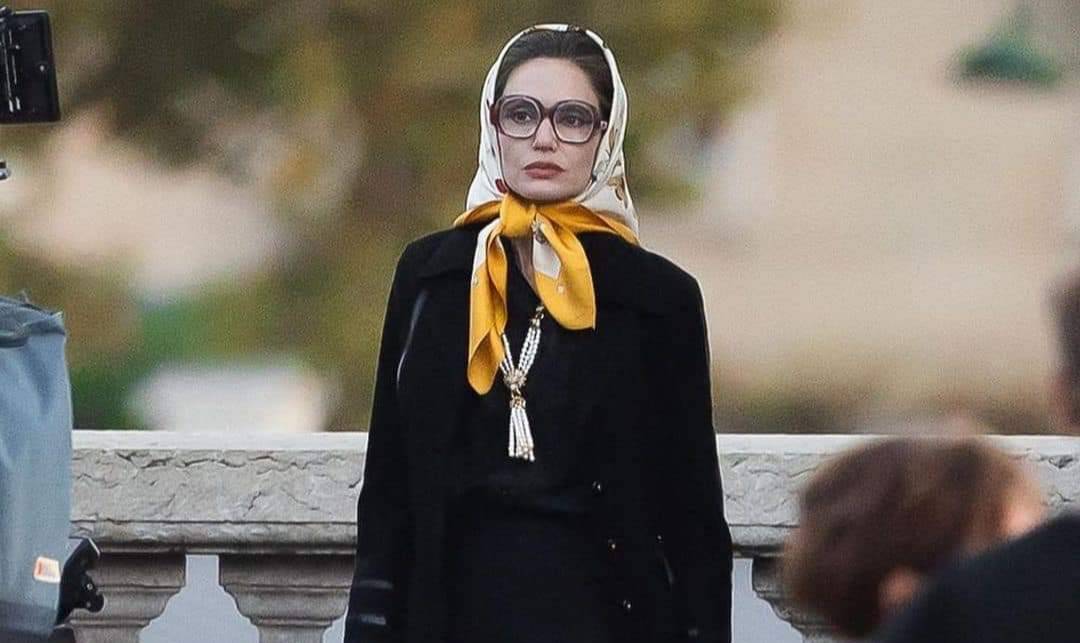 أنجلينا جولي بإطلالة غريبة في باريس... إليكم التفاصيل