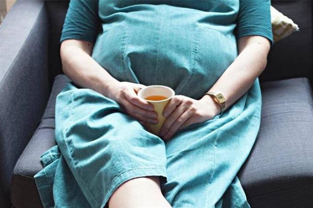 أطباء يحذرون من أضرار شرب الشاي على الحوامل!