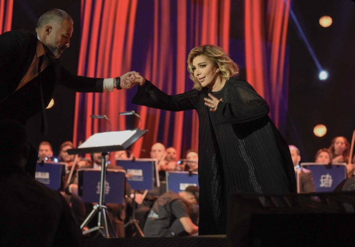 بالفيديو - سقوط أصالة على المسرح في حفلها بالسعودية