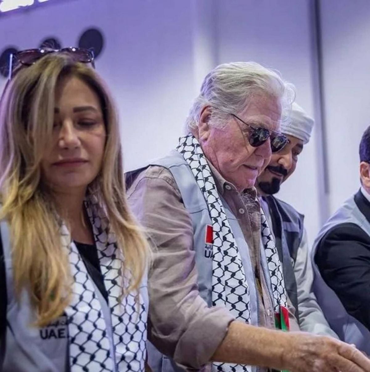 بالفيديو والصور - حسين فهمي وليلى علوي ومدحت العدل يشاركون في تقديم المساعدات لأهالي غزة