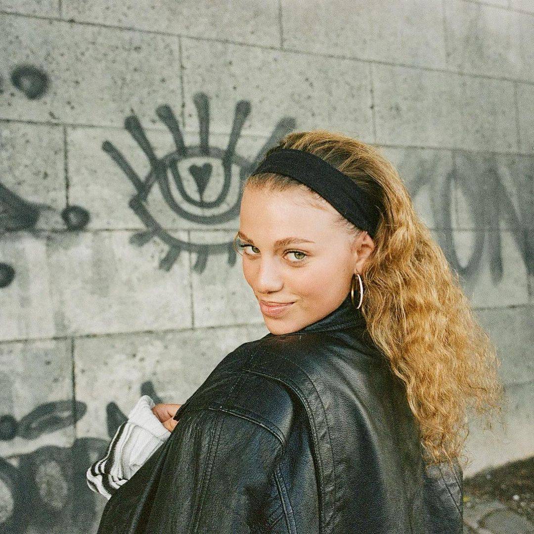 النجمة إليانا تؤجّل جولتها الفنيّة تضامناً مع الشعب الفلسطيني