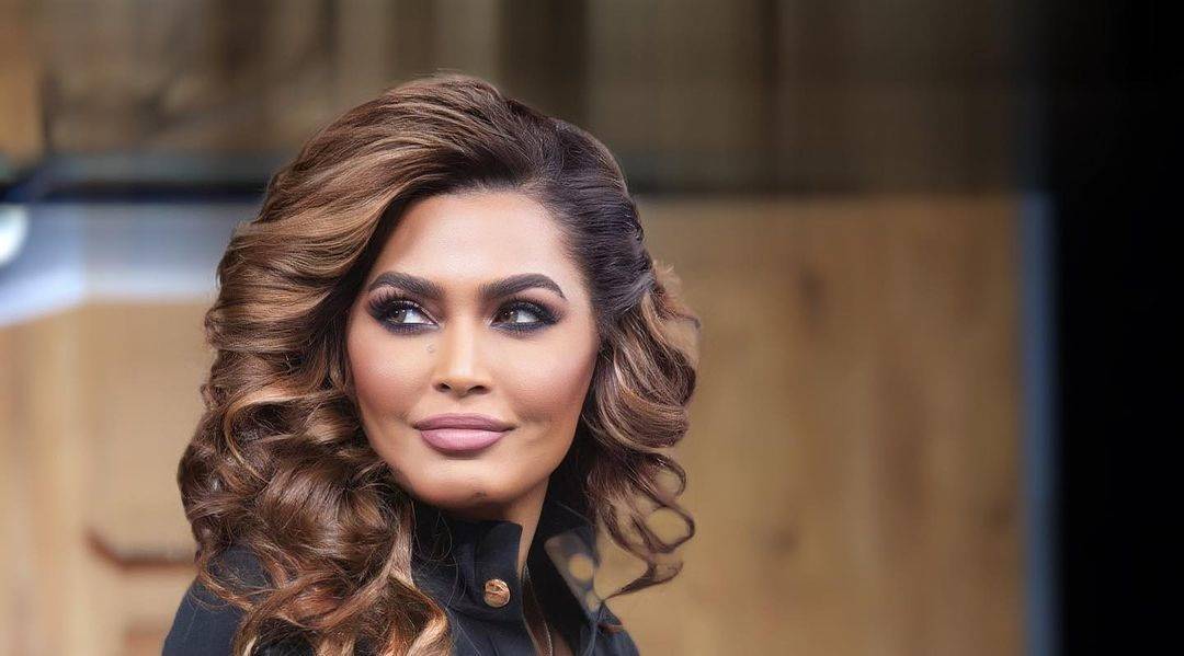 وعد تضجّ أنوثة بفستان أحمر جريء